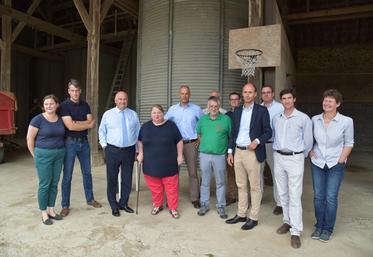Vaudoy-en-Brie, lundi 29 août. Estelle et Vincent Boddaert (à gauche) ont accueilli le président du conseil départemental, Jean-Jacques Barbaux, pour lui présenter la situation de leur exploitation agricole suite à la moisson catastrophique.