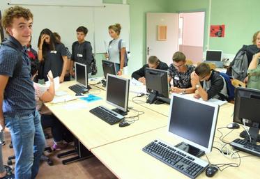 Le 2 septembre, à Sours. Les nouveaux élèves du lycée, guidés par leurs aînés, ont découvert La Saussaye à travers un rallye et en répondant à une série de quiz.