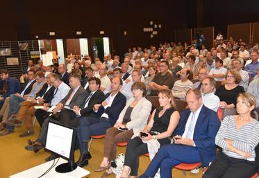 Agriculteurs, élus départementaux et régionaux, représentants de l’État, des organisations professionnelles agricoles et des acteurs économiques agricoles du territoires assistaient à ce conseil agricole élargit.