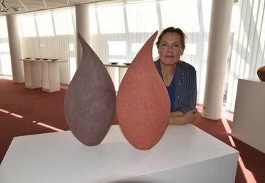 En visitant l’exposition d’Anne Servanton-Loeb à l’espace Saint-Jean à Melun (Seine-et-Marne), jusqu’au 5 novembre, on découvre également les œuvres picturales de son époux, David Loeb.

