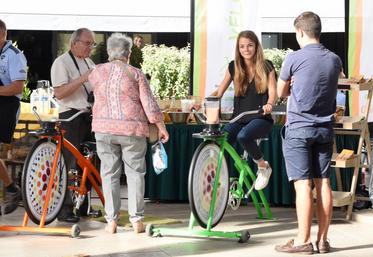 Le 9 sepotembre, à Chartres. Les organisateurs du marché des producteurs de la marque Terres d’Eure-et-Loir « Je Croqu’Eurélien » ont installé deux vélos à smoothies.