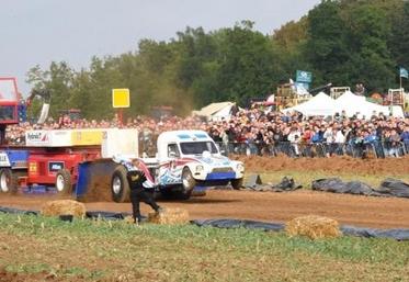 Les très bruyantes démonstrations de tracteur pulling, emmenées par des pilotes de renommée internationale, ont assuré une bonne part du spectacle.