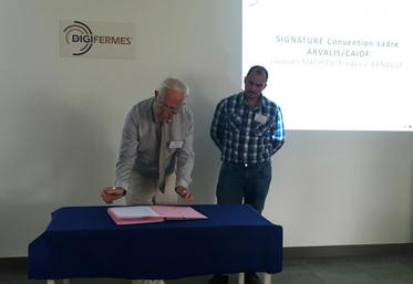 Jacques Mathieu (directeur général d’Arvalis) et Frédéric Arnoult (représentant de la chambre d’Agriculture d’Ile-de-France) ont signé une convention de partenariat pour le projet Digifermes.
