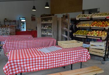 Une partie de la boutique est consacrée à la restauration, avec notamment des assiettes de charcuteries/fromages.