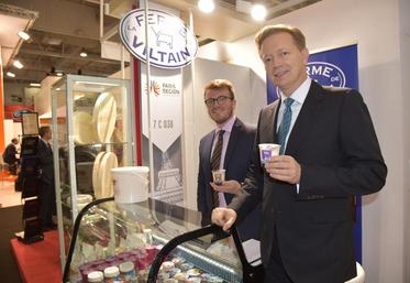 Villepinte, mardi 18 octobre. Benoît Dupré de la ferme de Viltain à Jouy-en-Josas mettait en avant ses gammes de yaourts et de fromages blancs.