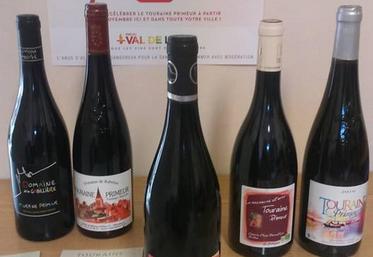 Le 7 novembre, à Amboise. Les lauréats du concours peuvent apposer les macarons de distinction sur leurs bouteilles. 