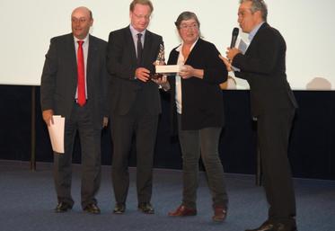 Le 8 novembre, à Chartres. Éleveuse et productrice de fromages de chèvres, Marie-Thérèse Pousse a obtenu le second prix départemental de la dynamique agricole et le Prix du public, lors de la soirée Talents d’ici de la Banque populaire Val-de-France.