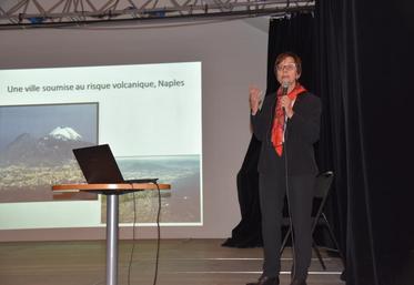 Provins, vendredi 4 novembre. Yvette Veyret a rappelé la genèse de la notion de développement durable qui apparaît dans les années 1980 pour résoudre la question des risque, née des peurs pour la planète.