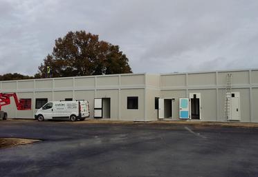 A Rambouillet (Yvelines), les bâtiments de l’atelier de découpe sont en cours d’assemblage. 