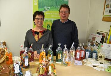 Bourron-Marlotte, vendredi 18 novembre. Anne et François Hamette au milieu de leurs bonbons pur miel aux saveurs variées.