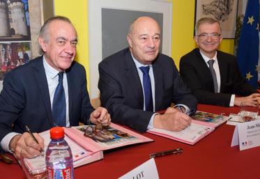 Le 24 novembre, à Nogent-le-Rotrou. Le ministre de la Ruralité, Jean-Michel Baylet au c.), et le président du PETR du Perche, Jean-Pierre Jallot (à g.), ont signé le premier contrat de ruralité de France.