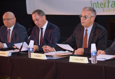 Le 1er décembre, à Dreux. Le président d’Interface céréales, François Barret (à d.), a présidé l’assemblée générale dans un contexte compliqué par la crise agricole.