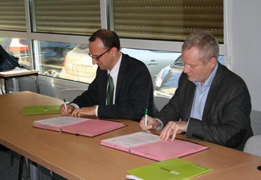 Au Chesnay (Yvelines), le 5 décembre. Le président de la chambre d’Agriculture, Christophe Hillairet (à droite) a signé une convention de protection de la ressource en eau de Flins-Aubergenville avec le directeur régional de Suez, Gilles Boulanger.
