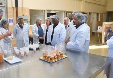 Le 6 décembre, à Sours. Dégustation de sablés, de sorbets et de jus de pomme élaborés par les élèves de l’Eplefpa de Chartres pour la délégation de représentants du ministère de l’Agriculture d’Inde.