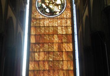 La façade moderne, vue de l’intérieur. De jour, le marbre translucide laisse entrer une lumière ambrée dans la cathédrale. De nuit, c’est l’intérieur de la cathédrale qui semble irradier vers l’extérieur.
