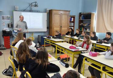 Beaumont-du-Gâtinais, vendredi 20 janvier. Le temps d’un après-midi, l’agriculteur Olivier, évoque son métier avec des élève de CM2.