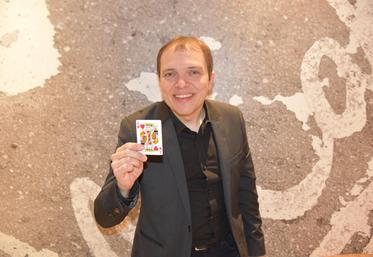 Vingt ans après avoir remporté le championnat du monde de magie à Dresde (Allemagne), Boris Wild vit à 100 % sa passion.