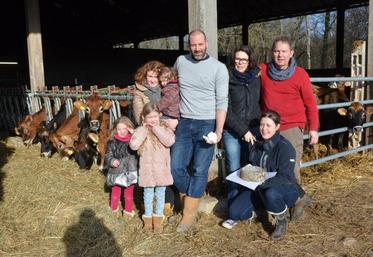 A Rosay (Yvelines), le 10 février. Pierre Boschung a installé un élevage laitier avec transformation à la ferme avec son épouse, Frédérique, sa fille, Fanny et son gendre, Mickaël. 
