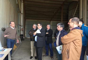 Jérôme Genty, gérant de l’EARL des Ruisseaux, donnant un "cours d’agronomie" aux élus présents lors de la visite.
 