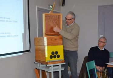 Le président du Syndicat d’apiculteurs, Jean-Louis Vitel, a notamment détaillé la composition d’une ruche. 