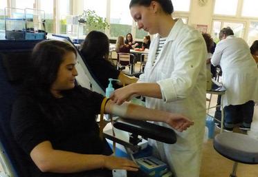 Le 9 février, à Mignières. Quatre élèves du bac pro Sapat ont organisé avec l’EFS une collecte de sang au sein du lycée Éfagrir-Franz Stock.