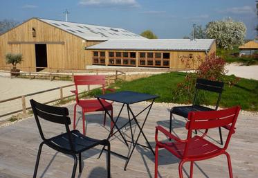 Vue de la terrasse et pavillon du Domaine de la Chapinière de Châteauvieux.