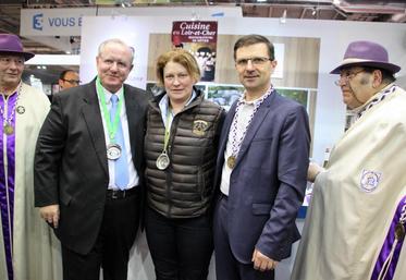 Le 27 février, au salon de l’agriculture, à Paris. Maurice Leroy, président du conseil départemental de Loir-et-Cher, Blandine Terrier, vice-présidente de la CA 41 et Philippe Noyau, président de la CA 41, ont été intronisés respectivement par les confréries des Grands Escuyers de Gâtine, des vignerons des Coteaux du Cher et des Mangeux d’esparges de Sologne.