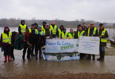 L’équipe de Vineuil avec les Ânes de Madame, samedi 4 mars, lors de l’opération nationale « J’aime la Loire… Propre ! ».