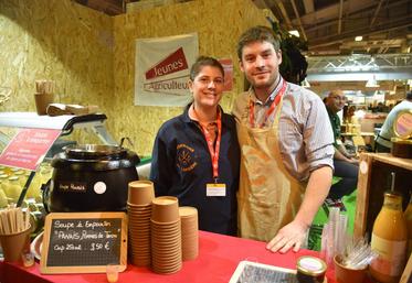 En fin de matinée, le cortège s’est arrêté sur le stand des Jeunes Agriculteurs au milieu du pavillon Ile-de-France. Sur cet espace se sont succédé des JA franciliens dont, pour la Seine-et-Marne, Julien Masson et Apolline de la conserverie de Larnière, Nicolas Grimonprez, Stéphane Darche et Edouard Delaere. 



