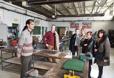 Brie-Comte-Robert, samedi 11 mars. La délégation officielle a fait une halte au sein de l’atelier.