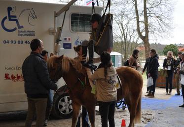 Lors des ces deux jours, des exemples concrets ont été présentés. Içi, la Handi Mobile Equitation, est un système d’aide à la mise à cheval qui donne la possibilité à la personne en situation de handicap d’accéder à l’équitation.
©FFE-EB