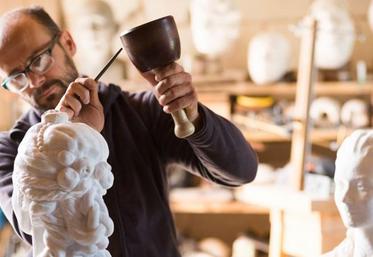 "J’aime modeler d’après nature. C’est la chose la plus exaltante qui soit dans le métier. C’est le travail de fond. Ce qui ravit, c’est justement ce partage du vivant »

Fabrice Gloux travaillant le buste en marbre d’Olympe de Gouges. 
DR : Assemblée Nationale.