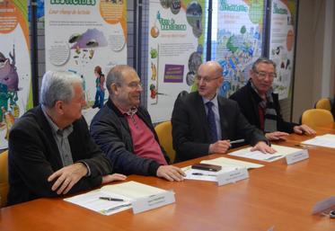 Pour répondre aux enjeux réglementaires, de protection de l’environnement et de santé publique (loi Labbé), les communes de Champigny-en-Beauce, Herbault, Landes-le-Gaulois, et Oucques-la-Nouvelle se sont engagées depuis le 16 mars dans la démarche « zéro pesticide ».