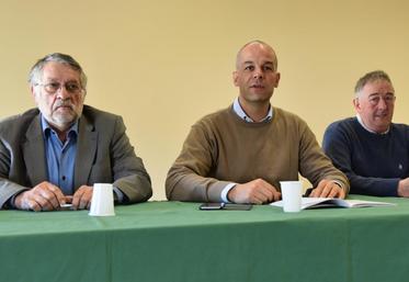 Dagny, mardi 4 avril. Thierry Bontour et Arnaud Rousseau, ici aux côtés de Jean-Claude Pette, sont intervenus devant les producteurs de lait. 