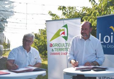 Les présidents de la chambre d’Agriculture du Loiret et du Département, Jean-Marie Fortin et Marc Gaudet, ont signé une convention de partenariat pour la mise en oeuvre des actions de Mangeons Loiret.