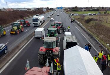 Les agriculteurs ont maintenu le barrage filtrant sur l’A10 tant qu’ils n’ont pas obtenu une réponse favorable du Ministre de l’agriculture.