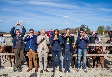 Le 6 avril au Parc équestre fédéral de Lamotte-Beuvron, sportifs et élus locaux ont manifesté leur soutien à la candidature Paris 2024 avec ce geste fort représentant la Tour Eiffel.