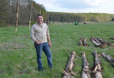 A Bonnelles (Yvelines), le 10 avril. Johann Laskowski a procédé à la plantation des premiers poteaux qui serviront de supports aux pieds de houblon dès l’automne prochain. 