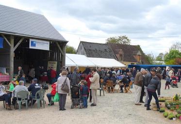 Le 16 avril, à Frétigny. Plus de six cents personnes ont profité de l’opération portes ouvertes du réseau Bienvenue à la ferme pour visiter la chevrerie de La Richarderie.