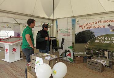 Démonstration de vol de drone à l’aide de lunettes 3D.