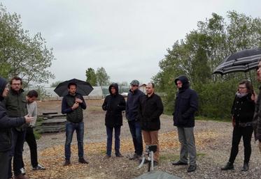 A Saint-Cyr-l’Ecole (Yvelines), le 18 avril. Les administrateurs de Jeunes agriculteurs région Ile-de-France ont profité de l’assemblée générale de la structure pour effectuer une visite du démonstrateur d’agriculture urbaine développé par la ferme de Gally.  