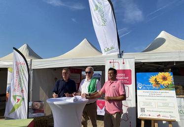 Augers-en-Brie, dimanche 10 septembre. Signature de la convention tripartite en faveur du renouvellement des générations.