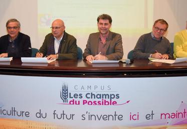 Le 2 mai, à Châteaudun. Avec le vice-président de la région Benoît Faucheux (au c.), le président d’Eure-et-Loir Nature, Michel Cohu (2e à g.) et Christian Chenault (à g.), de la Fredon, le LEAP de Nermont a signé la charte « Mon lycée au naturel ».