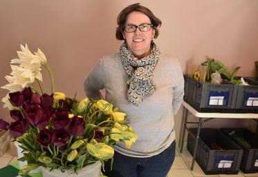 Melun, rond-point de l’Europe, vendredi 28 avril. Bénédicte Fournier au milieu des commandes  prêtes à être retirées par les clients du drive fermier.