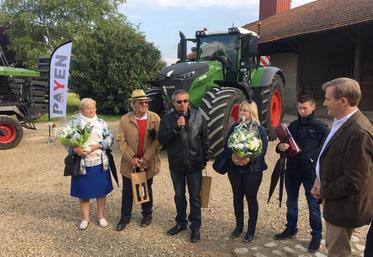 Faremoutiers, jeudi 4 mai. Les établissement Payen remettent symboliquement les clés à leur premier client pour un tracteur de la gamme Fendt 1000 vario.