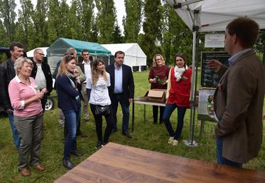 Bréau, vendredi 12 mai. Guillaume Lefort et Karine Fahy présentent l’atelier agriculture aux officiels.