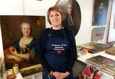 Parfois mes clients m’apportent des tableaux non signés mais auxquels ils tiennent comme s’il s’agissait d’un membre de la famille. Ce métier a un côté très médical.