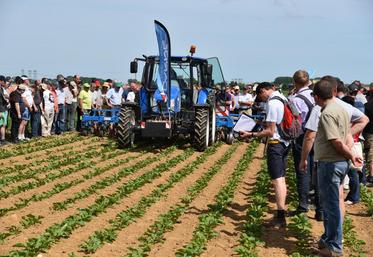 Crisenoy, mercredi 17 mai. Les participants suivent le travail réalisé par les bineuses en démonstration.