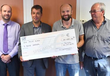 Le 23 mai, à Bonneval. Maxime Barbier (2e à d.) a reçu les dix mille euros de la bourse Nuffield 2017, dans son agence du Crédit agricole.