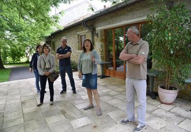 Gironville, mardi 23 mai. Véronique et Didier pochon (à droite) présentent les derniers aménagements réalisés.
